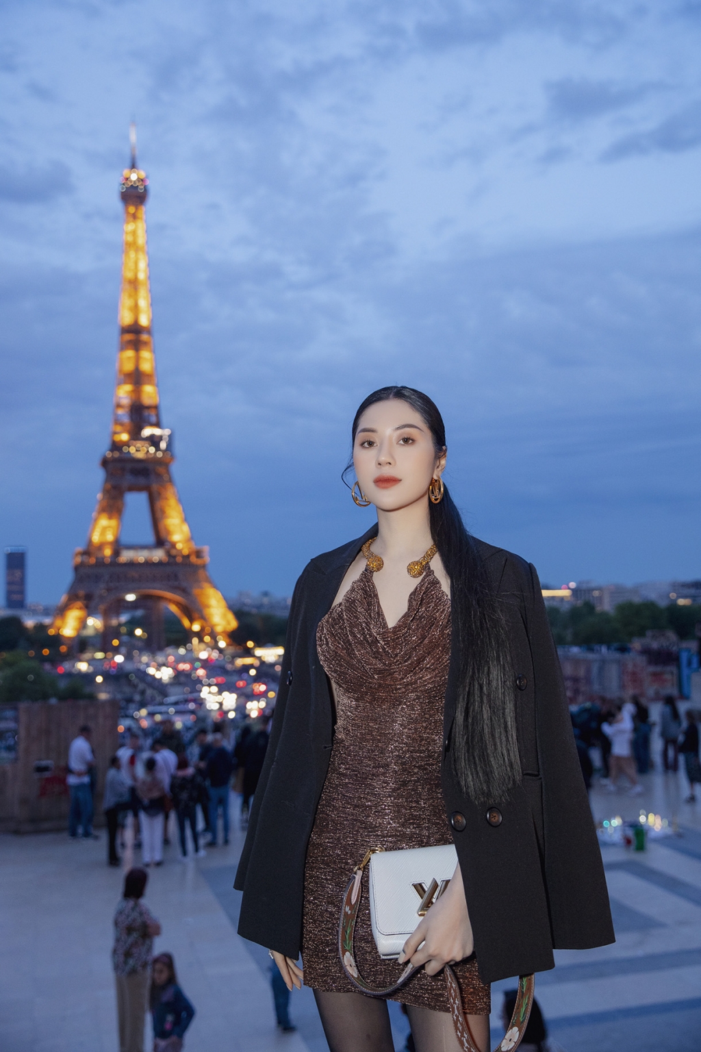 Hương Giang cùng Hoa hậu  Tô Diệp Hà diện cây hàng hiệu sang chảnh tại Pháp