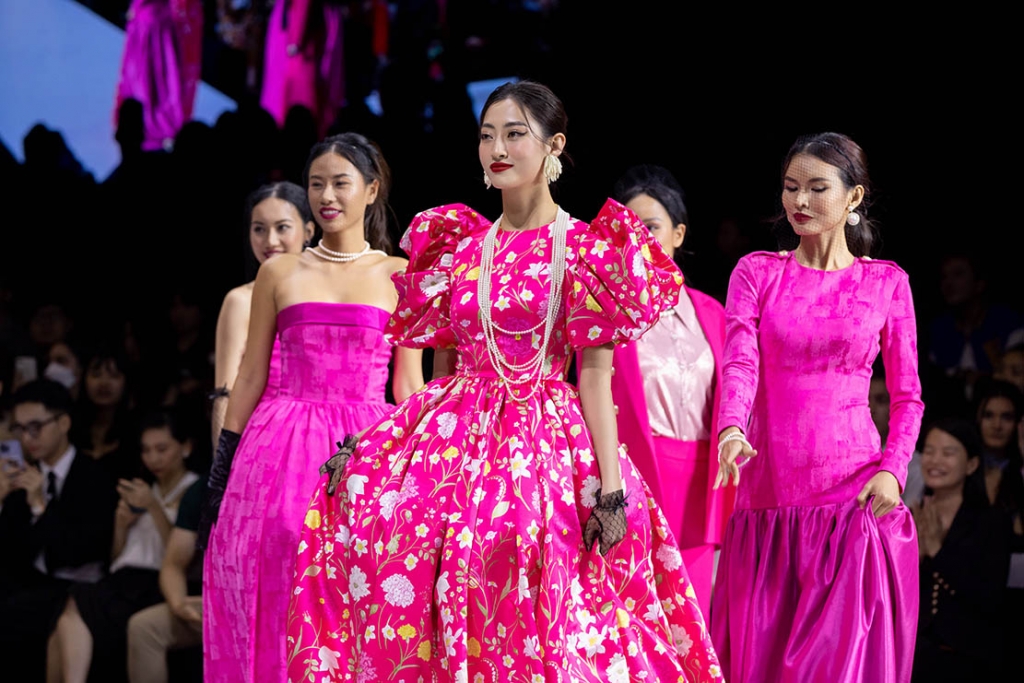 Hoa hậu Lương Thùy Linh, Quán quân Siêu mẫu châu Á Quỳnh Anh khuấy đảo sàn diễn