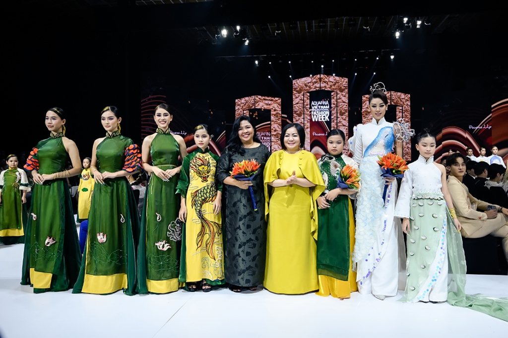 Hoa hậu Khánh Vân Catwalk thần thái rạng ngời trong bộ sưu tập Cá chép hóa Rồng tại Tuần lễ thời trang quốc tế Việt Nam