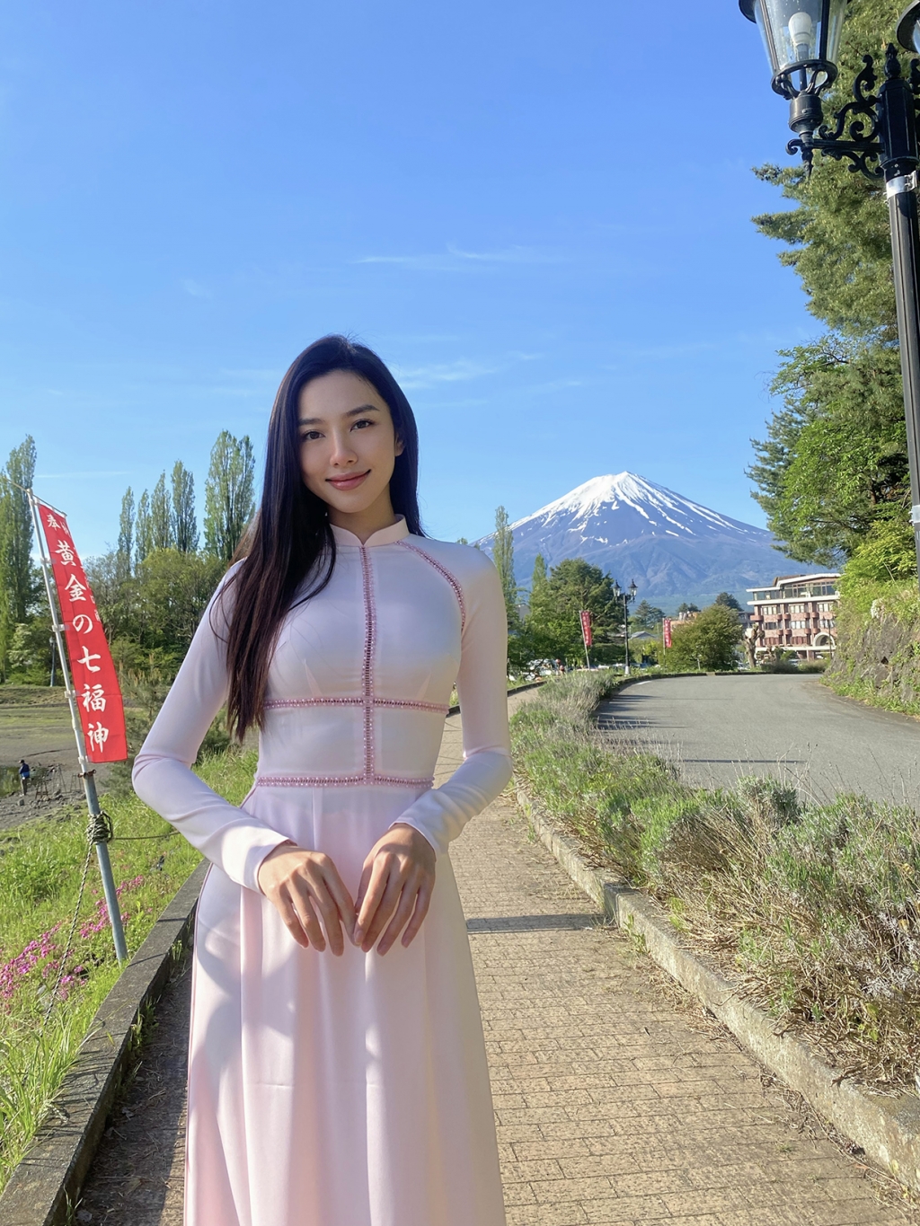 Thùy Tiên mặc áo dài khoe sắc tại núi Phú Sĩ ở Nhật Bản
