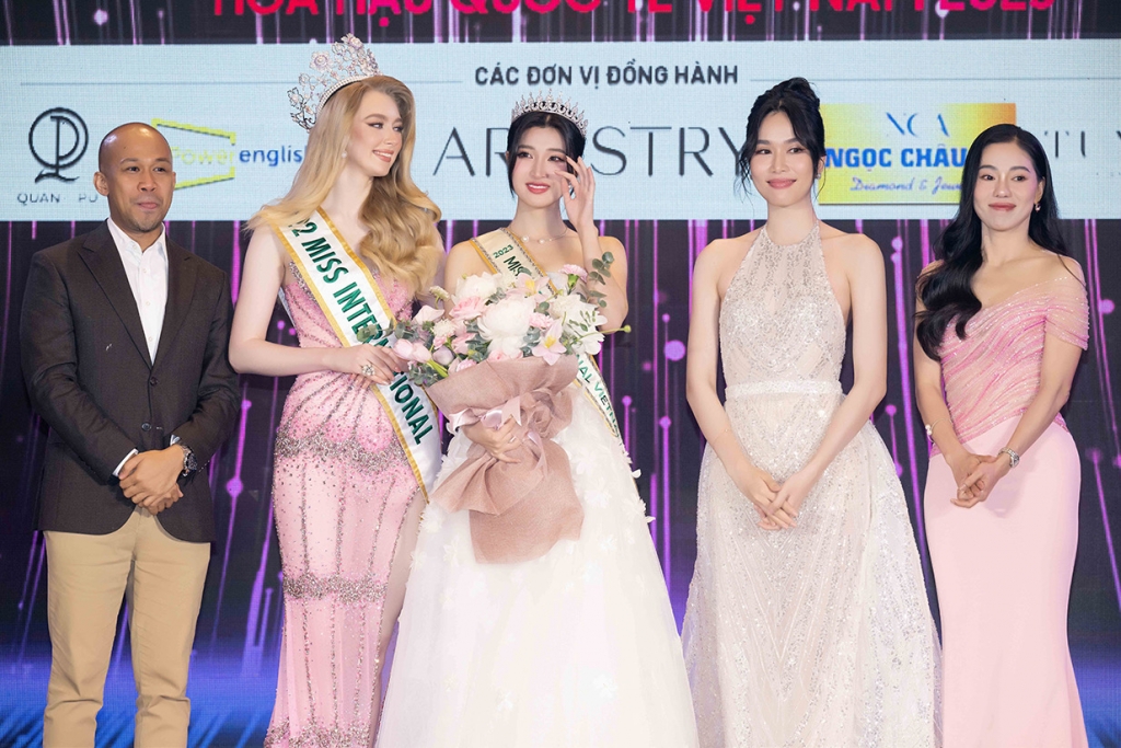 Phương Nhi múa nón lá chào đón 'Miss International'