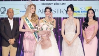 Phương Nhi múa nón lá chào đón 'Miss International'