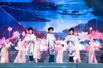 Hoa hậu Thùy Tiên, Thiên Ân cùng top 3 'Hoa hậu Việt Nam' diện áo dài nền nã tại Bế mạc Lễ hội Làng Sen 2023 Nghệ An