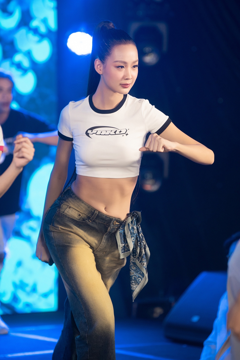 Hoa hậu Mai Phương, Bảo Ngọc, Á hậu Phương Nhi mặc croptop nhảy hiện đại