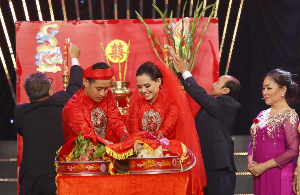 hien trang va thai huy bat ngo to chuc dam cuoi tren san khau gia dinh nghe thuat