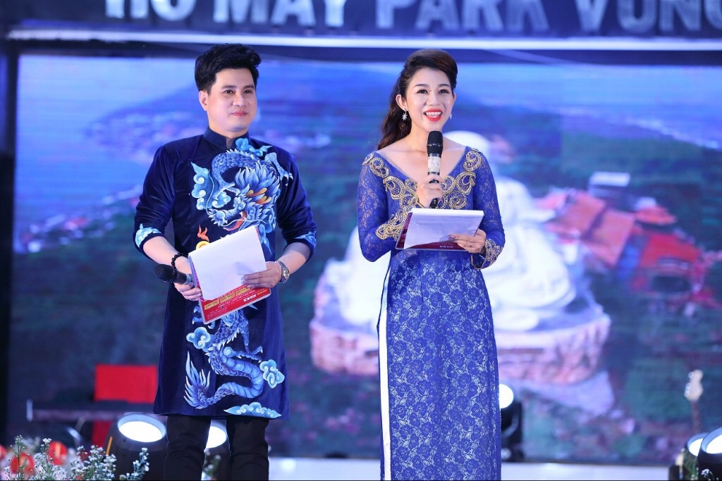 minh hung tra mi cap doi mc lam bung no khan phong ban ket duyen dang doanh nhan viet 2018