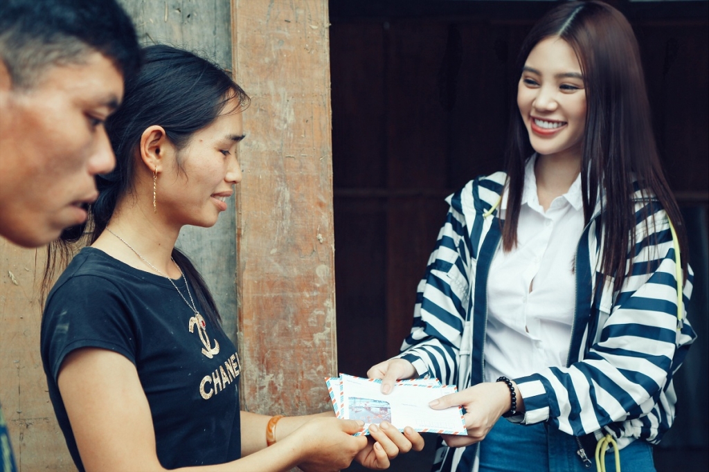 jolie nguyen gian di den ha giang giup do dong bao vung lu