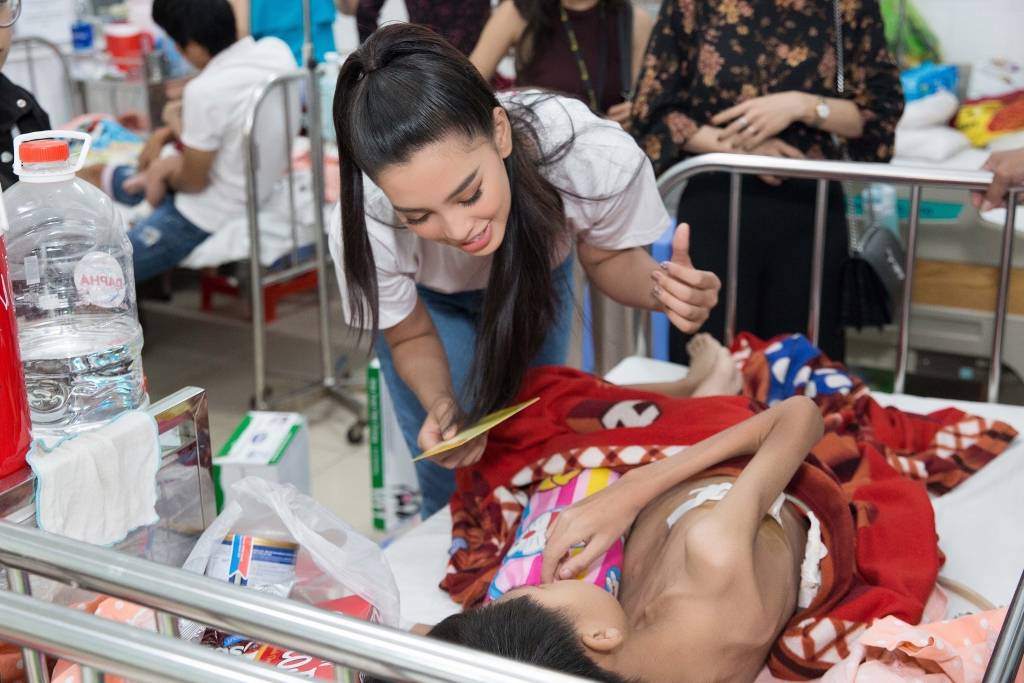 hoa hau tieu vy tiep tuc lam tu thien trong hanh trinh miss world viet nam 2019