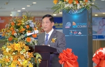 dong dao nghe si viet den chuc mung trien lam tranh va anh gay quy tu thien cua dao dien nguyen thanh nam