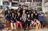 dieu ngoc le quyen cung dan nguoi dep hoa khoi ao dai trao qua cho cac em hoc sinh ngheo hieu hoc