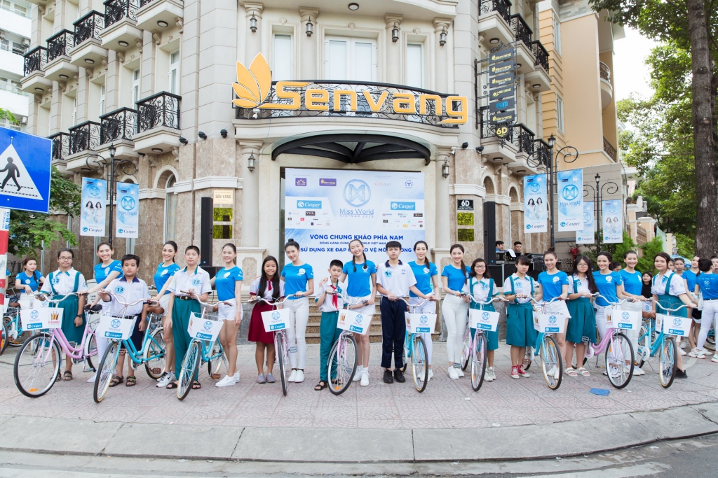 thi sinh miss world viet nam dap xe vi moi truong