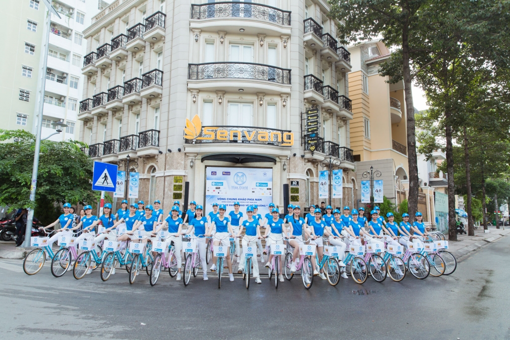 thi sinh miss world viet nam dap xe vi moi truong