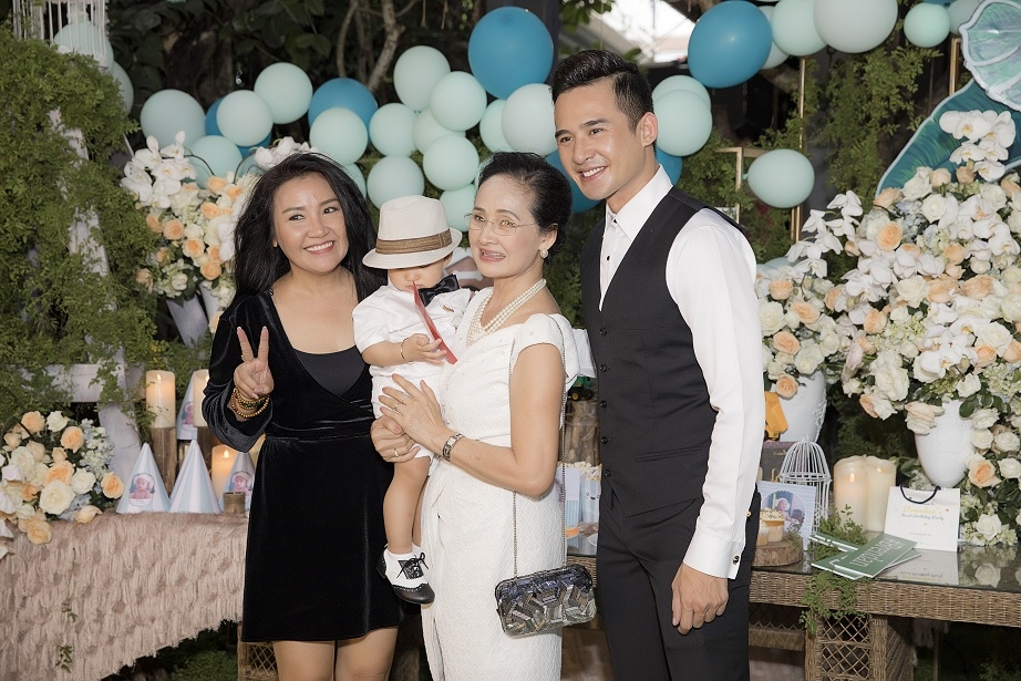 Con trai Lương Thế Thành – Thúy Diễm bảnh bao trong ngày sinh nhật đầu tiên con trai luong the thanh thuy diem banh bao trong ngay sinh nhat dau tien