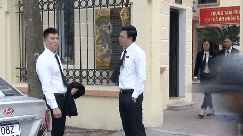 'Lựa chọn số phận' tập 6: Cường và Quang bị ném chất bẩn ở cổng tòa, chồng Xuân mang tiền đến hối lộ thẩm phán