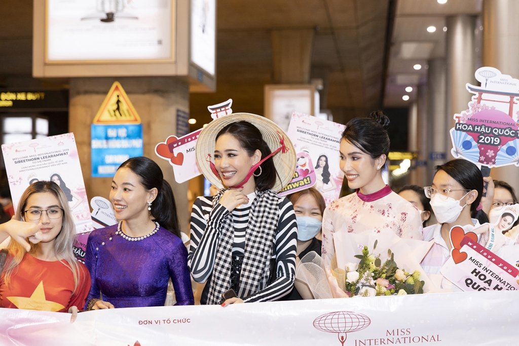 Á hậu Phương Anh tặng áo dài cho 'Miss International - Hoa hậu Quốc tế 2019' khi vừa đến Việt Nam
