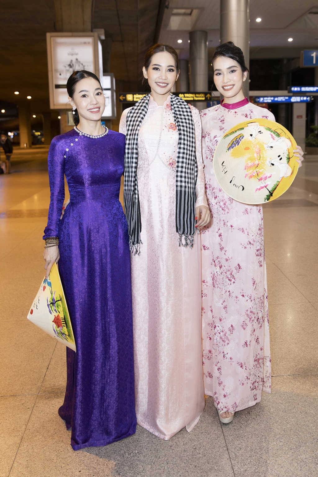 Á hậu Phương Anh tặng áo dài cho Miss International - Hoa hậu Quốc tế 2019 khi vừa đến Việt Nam