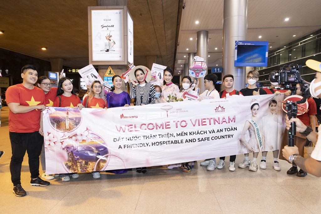 Á hậu Phương Anh tặng áo dài cho Miss International - Hoa hậu Quốc tế 2019 khi vừa đến Việt Nam