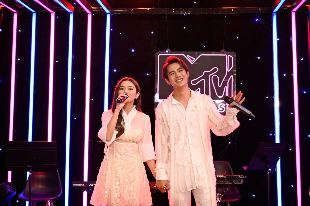 Phạm Đình Thái Ngân bất ngờ hát live ca khúc mới ngay tại sân khấu 'MTV Showcase'