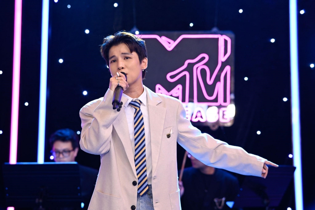Phạm Đình Thái Ngân bất ngờ hát live ca khúc mới ngay tại sân khấu 'MTV Showcase'