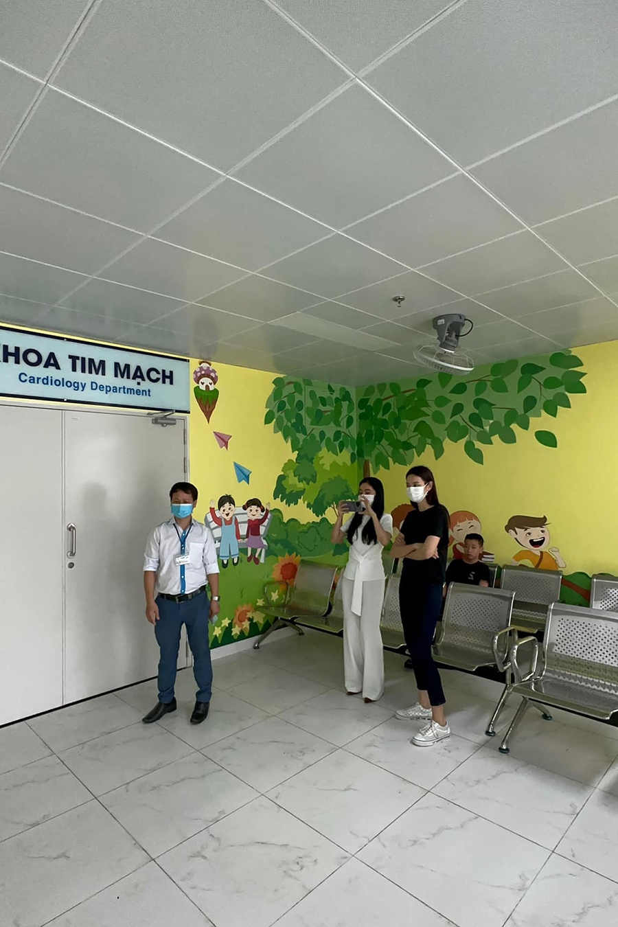 Thùy Tiên cùng bà Phạm Kim Dung làm 'Những điều nhỏ xíu': Ủng hộ 200 triệu đồng tiền viện phí cho bệnh nhân