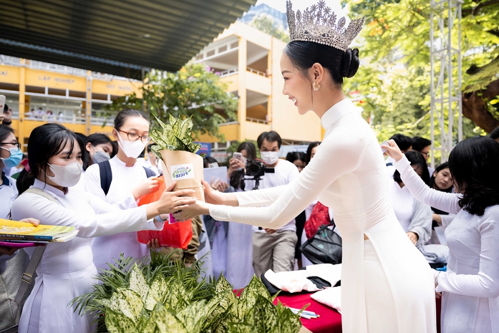 Hoa hậu Bảo Ngọc nhận học bổng của Đại học quốc gia Singapore xứng danh Hoa hậu tri thức