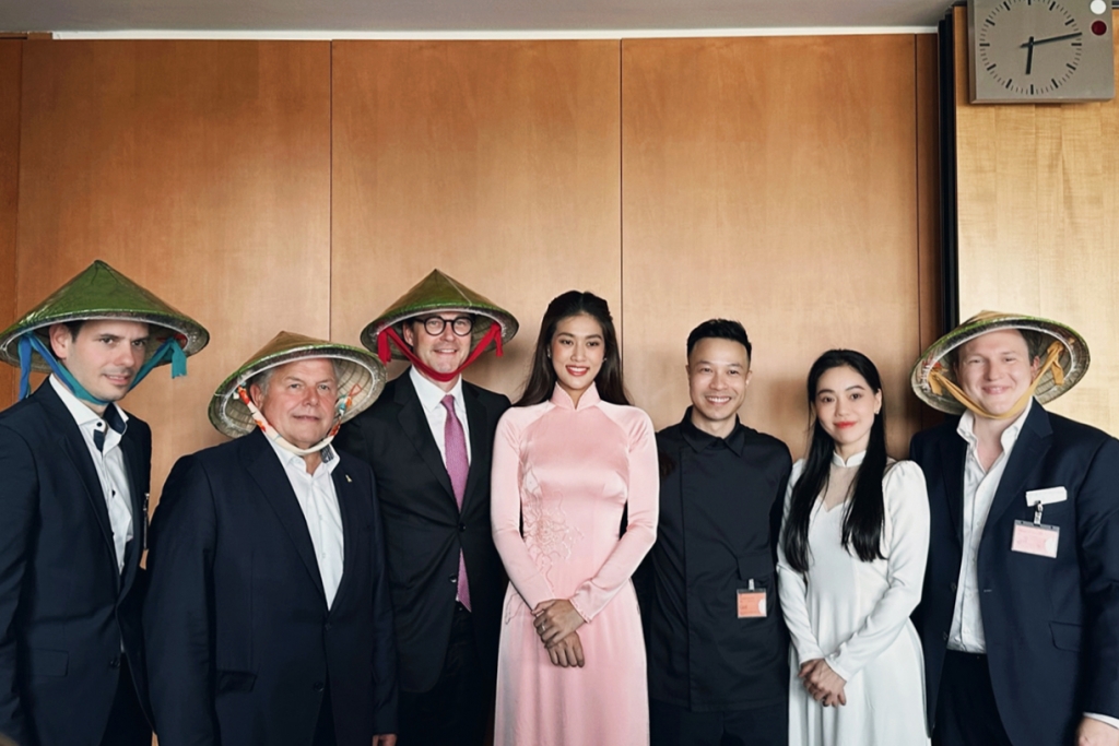 Hoa hậu Thiên Ân cùng ba mẹ nuôi mang văn hóa Việt Nam đến nước Đức