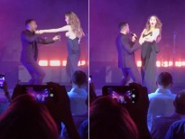 John Legend cứu vợ bị lộ ngực trên sân khấu
