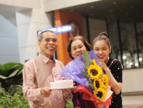 Bố Giang Hồng Ngọc bất ngờ mừng sinh nhật vợ ở sân bay
