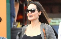 Angelina Jolie mặc gợi cảm khi đi mua sắm với các con