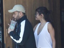 Selena Gomez để mặt mộc đi ăn trưa với bạn trai
