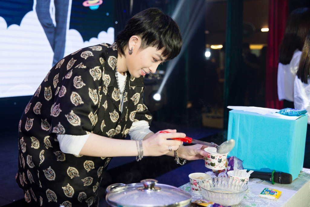 gil le roi nuoc mat vi mon qua sinh nhat bat ngo tu nguoi ham mo tai fan meeting