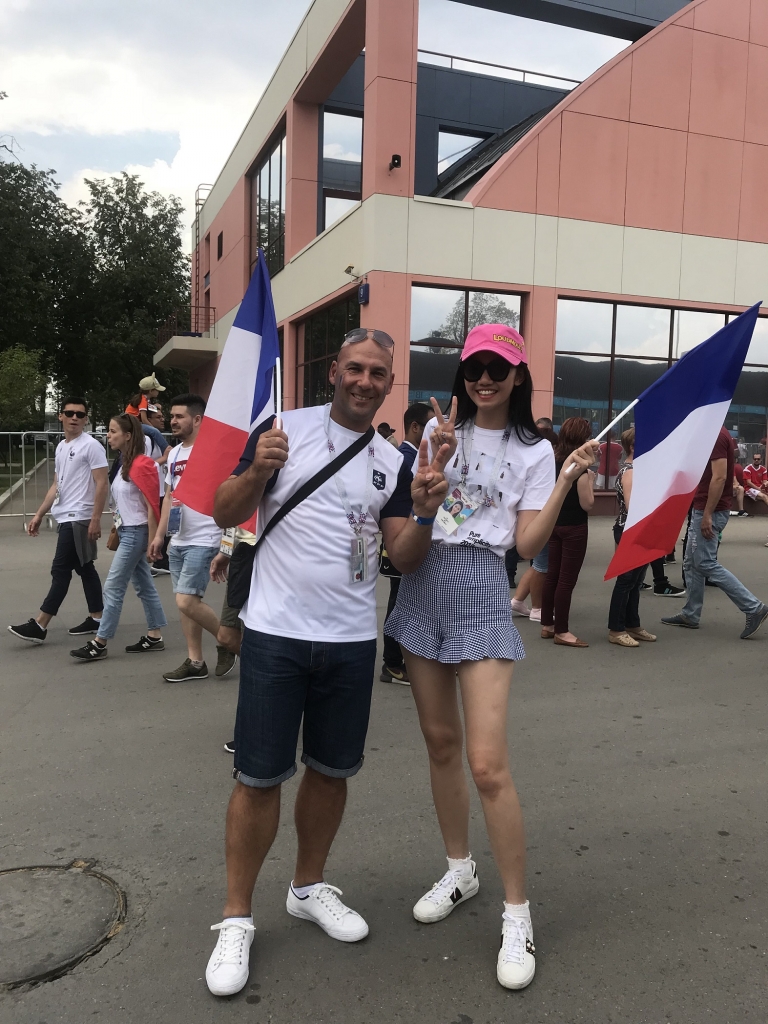 nguoi ham mo bat ngo khi thay a hau thanh tu xuat hien tai nga de xem chung ket world cup