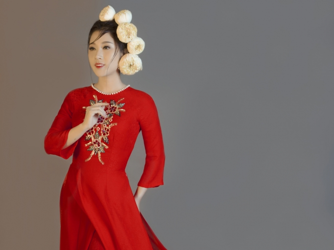 'Ngọc nữ Bolero' Tố My duyên dáng trong bộ sưu tập áo dài thêu hoa của nhà thiết kế Thuận Việt