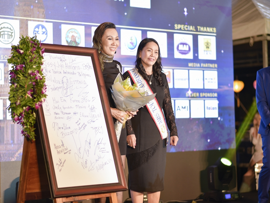 Hoa hậu Đỗ Lan vượt Nguyễn Thị Thành đấu giá thành công bức tranh có chữ ký của 50 Hoa hậu