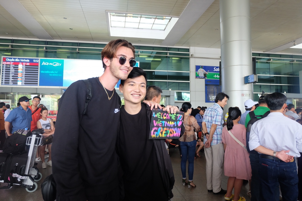 fans viet bat ngo truoc su xuat hien cua greyson chance tai san bay tan son nhat