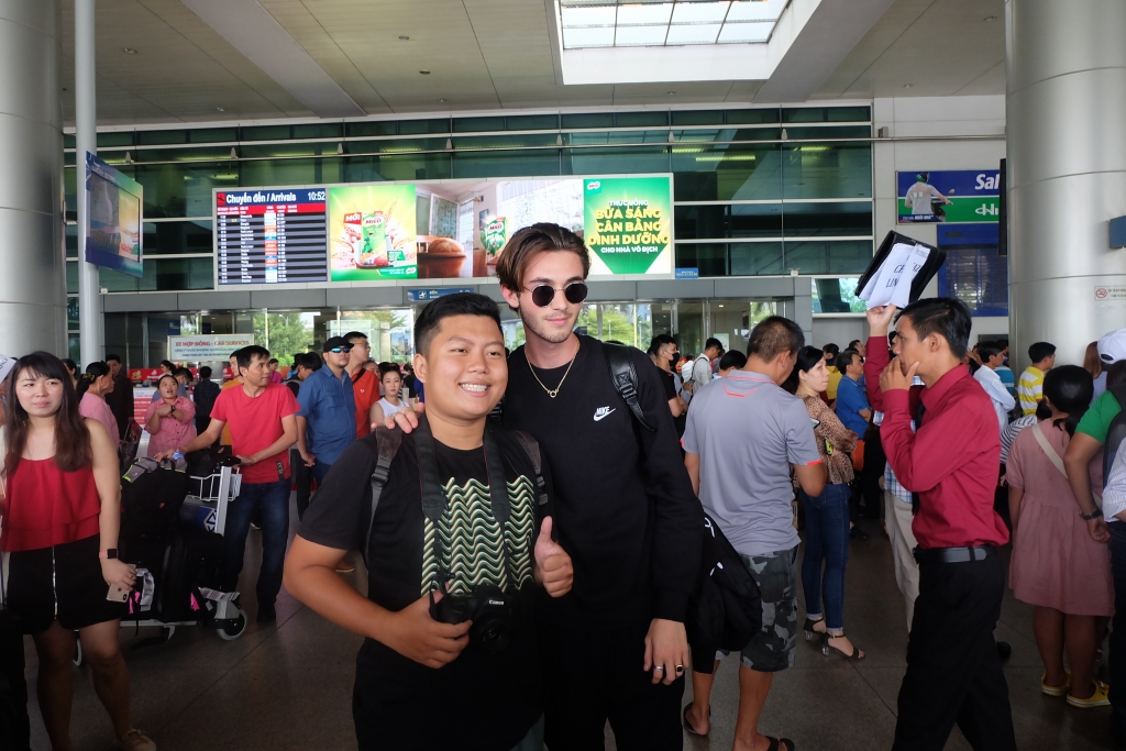 fans viet bat ngo truoc su xuat hien cua greyson chance tai san bay tan son nhat