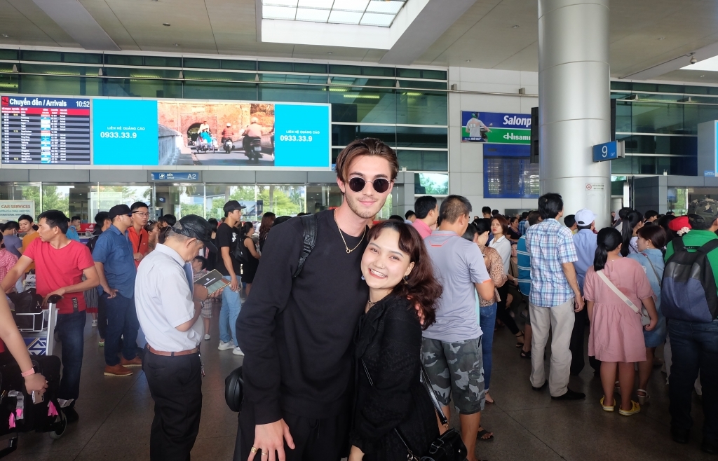Fans Việt bất ngờ trước sự xuất hiện của Greyson Chance tại sân bay Tân Sơn Nhất