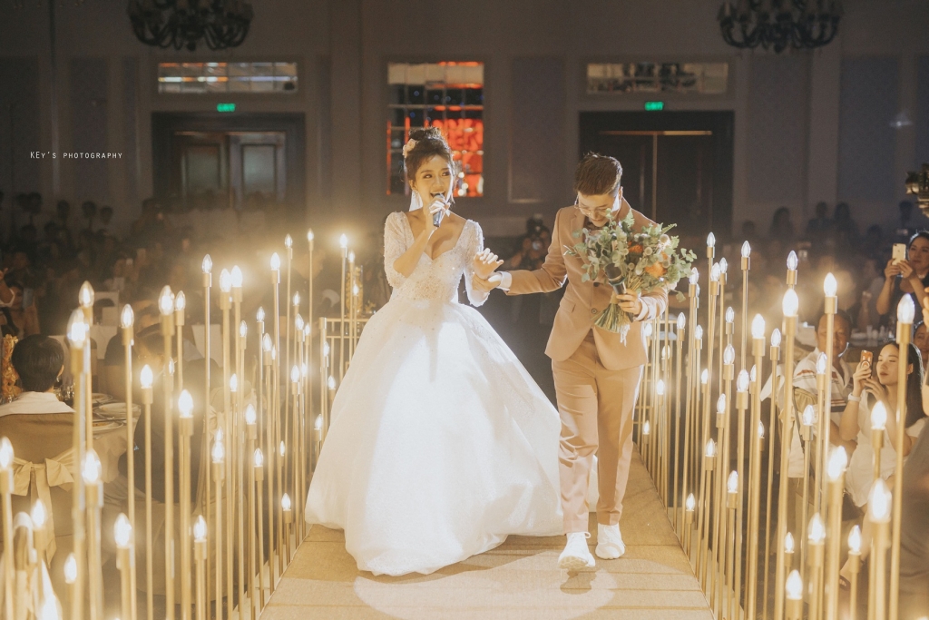 Điểm nhấn của bộ ảnh cưới của YunBin và Tú Tri chính là sự hoàn hảo, tinh tế và đầy ý nghĩa. Thông qua những bức ảnh tuyệt đẹp này, bạn có thể lắng nghe được câu chuyện tình yêu đẹp của hai con người và cảm nhận được sự trưởng thành và sự chắc chắn trong tình cảm của họ.