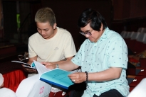 Hoài Lâm chăm chú lắng nghe lời hướng dẫn của nghệ sĩ Chí Tâm trong buổi tập tuồng 'Lan và Điệp'