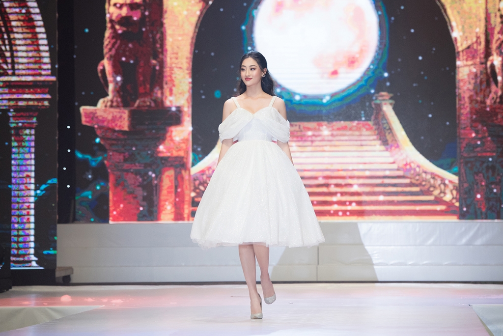 hoa hau tieu vy luong thuy linh do catwalk tren san dien co tich