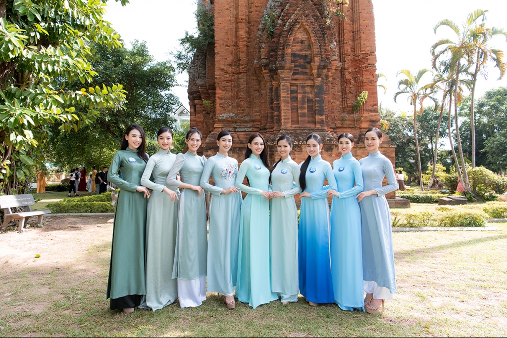 Thí sinh 'Hoa hậu Thế giới Việt Nam 2022' nền nã trong áo dài ngày hội ngộ tại Bình Định