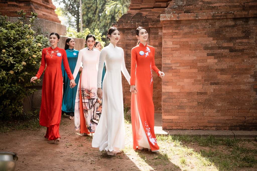 Thí sinh 'Hoa hậu Thế giới Việt Nam 2022' nền nã trong áo dài ngày hội ngộ tại Bình Định