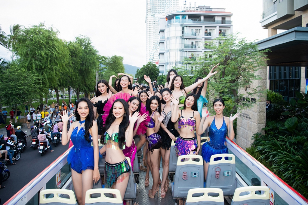 'Miss World Vietnam' khai màn mùa lễ hội với hoạt động diễu hành đường phố
