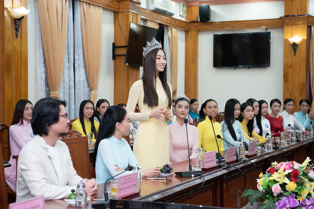 Top 38 'Miss World Vietnam 2022' đồng loạt diện áo dài, thể hiện lòng tôn kinh khi đi dâng hương tại Quy Nhơn