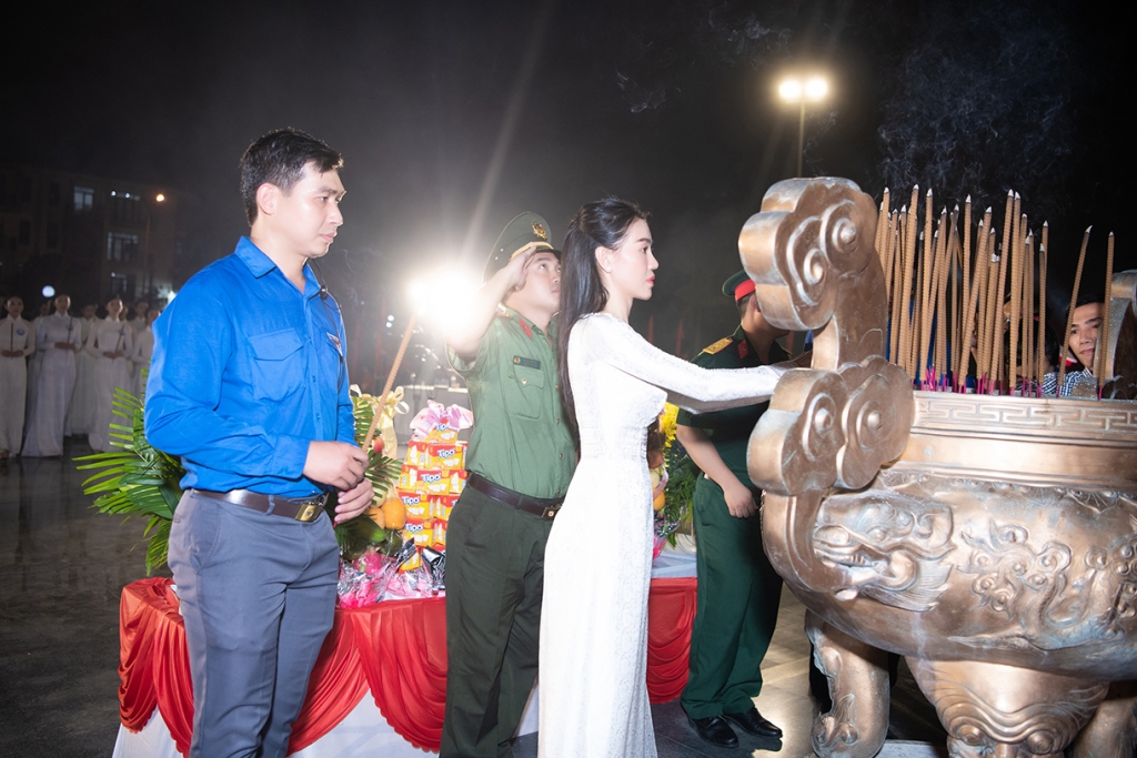 Top 38 'Miss World Vietnam 2022' đồng loạt diện áo dài, thể hiện lòng tôn kinh khi đi dâng hương tại Quy Nhơn