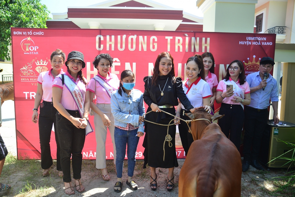 BTC 'Hoa hậu Doanh nhân Việt Nam 2022' trao bò giống hỗ trợ sinh kế cho hộ nghèo