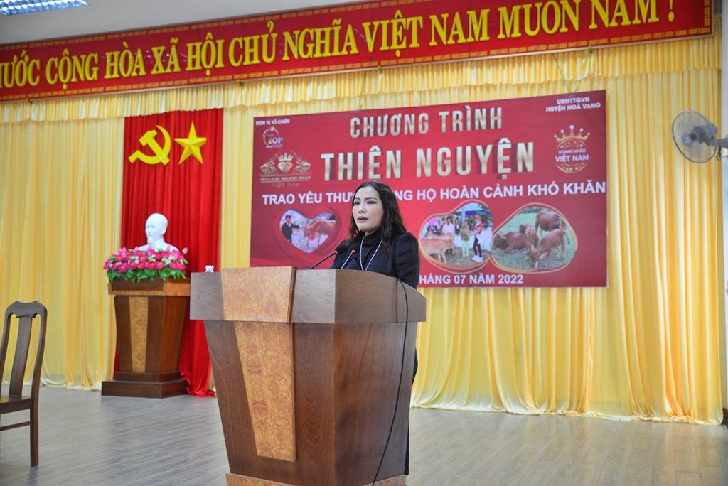 BTC 'Hoa hậu Doanh nhân Việt Nam 2022' trao bò giống hỗ trợ sinh kế cho hộ nghèo