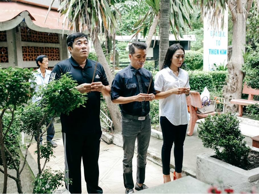 Đàm Vĩnh Hưng đưa Hà Thanh Xuân đi viếng mộ cố NSƯT Thanh Nga trước liveshow