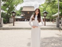 Phạm Hương trông như nữ sinh khi đến thăm đền Hakozaki ở Nhật