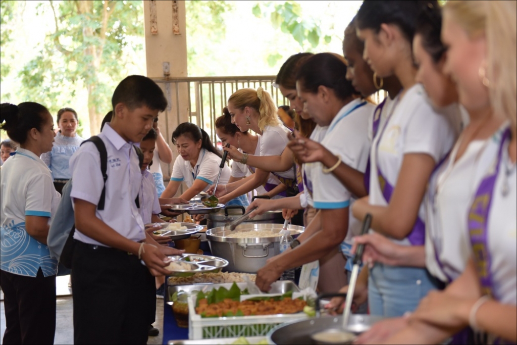 dan nguoi dep hoa hau dai su du lich the gioi 2018 thu lam nong dan va tham quan thang canh phatthalung